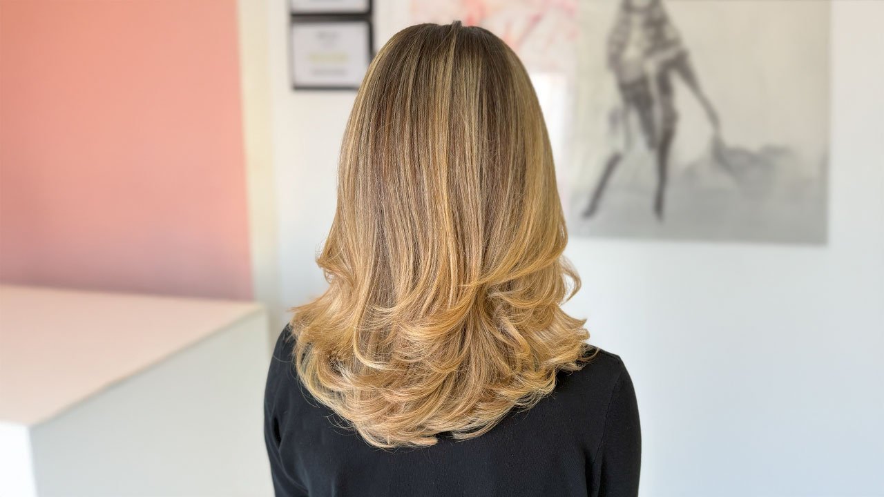 Discover the art of haircut with Amelia and Weena